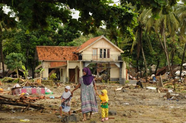 Women with children tsunami